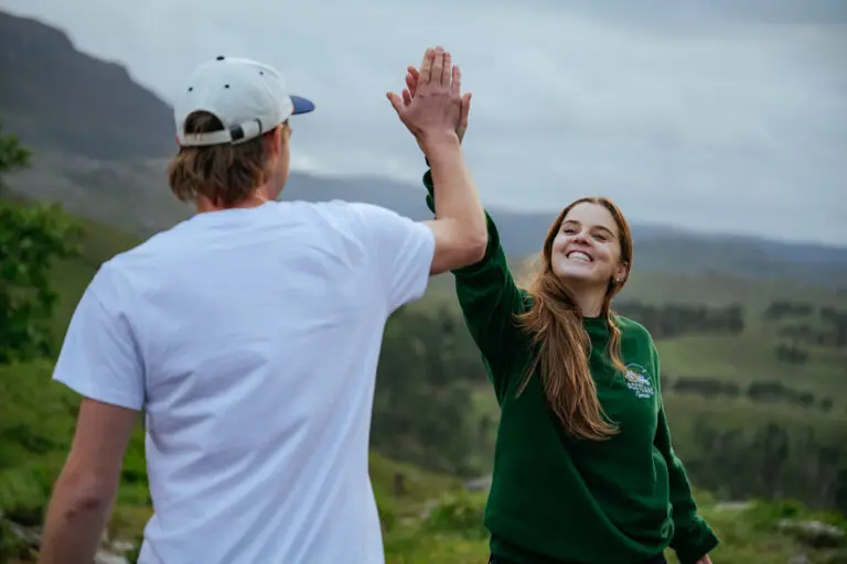 Blije high five Schotland roadtrip SUV Isle of Skye