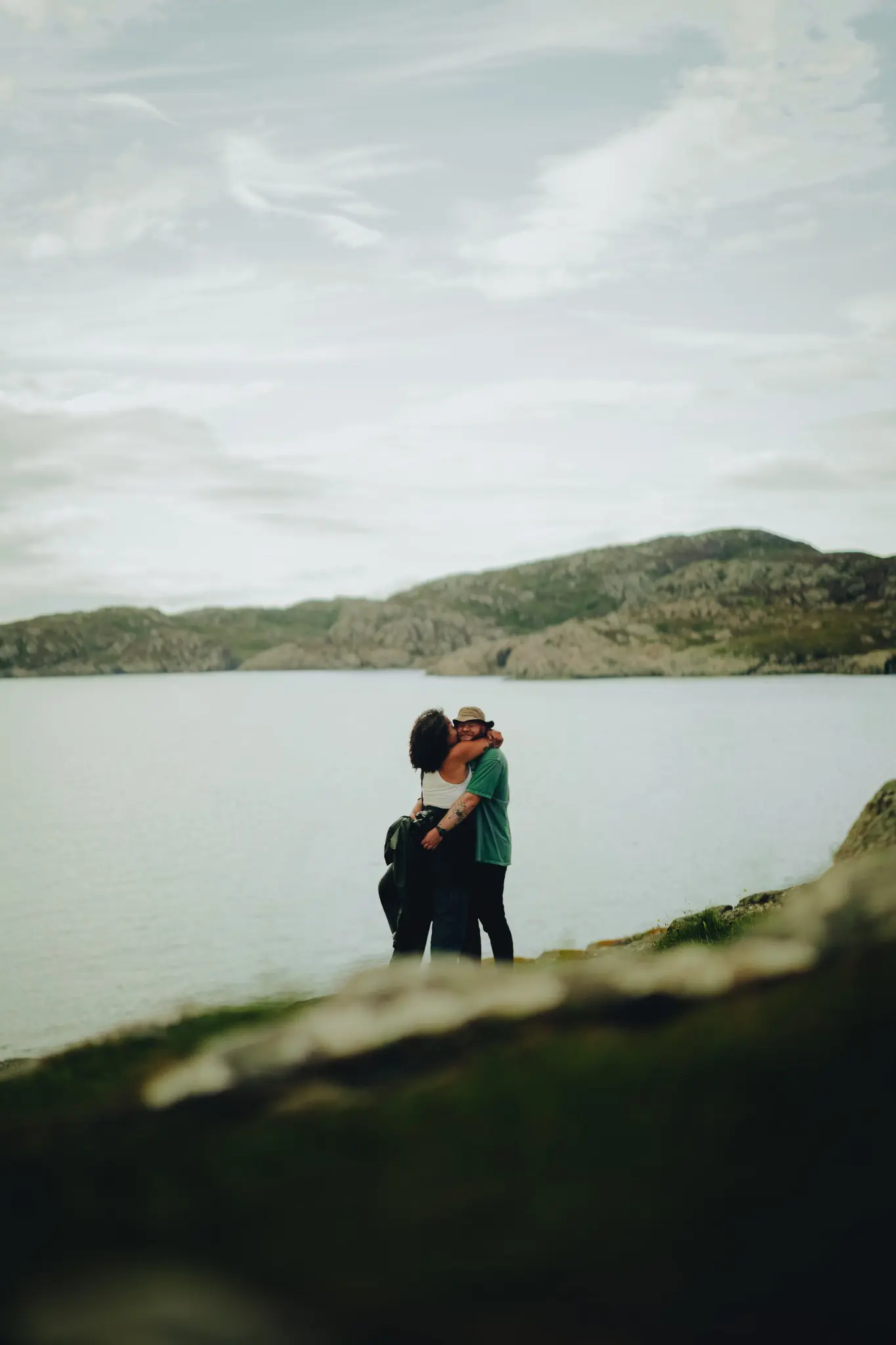 couple kissing by a lake in Scotland