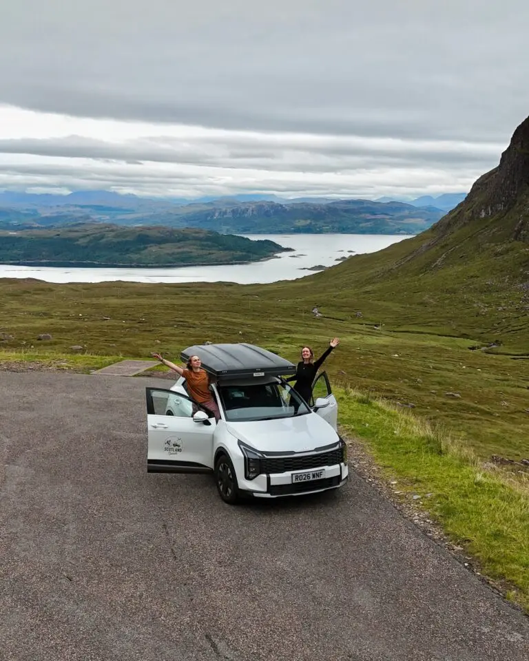 zwei Frauen mit einem Campervan in den schottischen Highlands