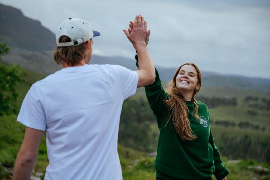 Blije high five Schotland roadtrip SUV Isle of Skye